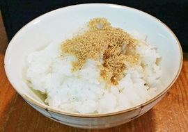 米ぬかをご飯にかける